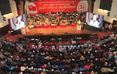 माओवादी केन्द्रको आठौं महाधिवेशन क्रममा बिहीबारको बन्दसत्रमा छलफल गर्दै नेताहरू।